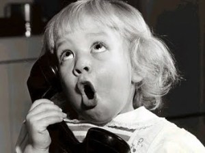 nino-hablando-por-telefono